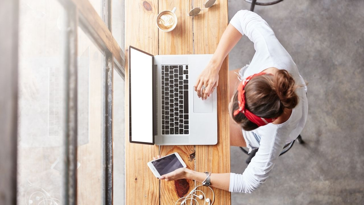 Bilgisayar kullanarak gelir elde eden kız