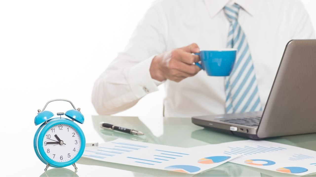 Masa başında kahve içen beyaz yakalı