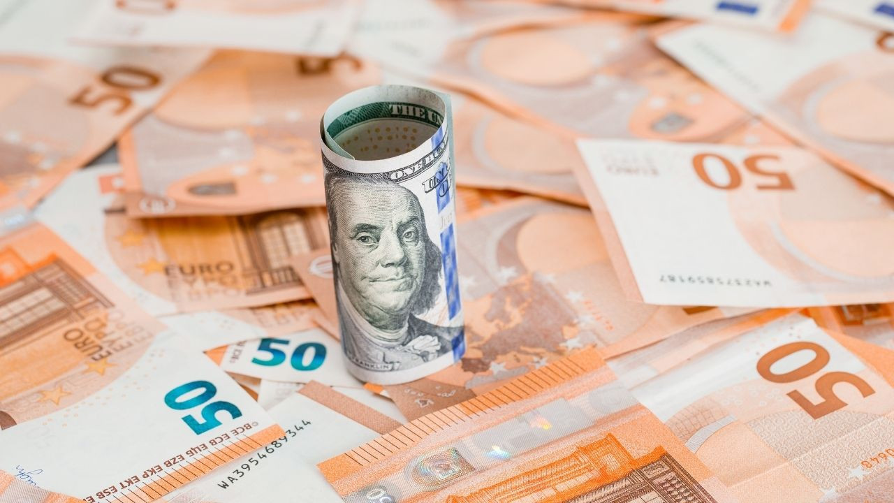 masaya serilmiş euro banknotlarının üzerinde duran dolar banknotu