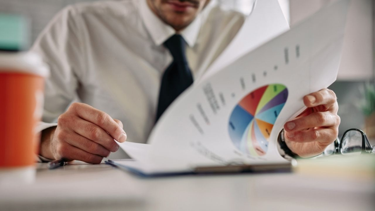 Risk y&ouml;netimi yapmak i&ccedil;in belgeleri inceleyen kişi