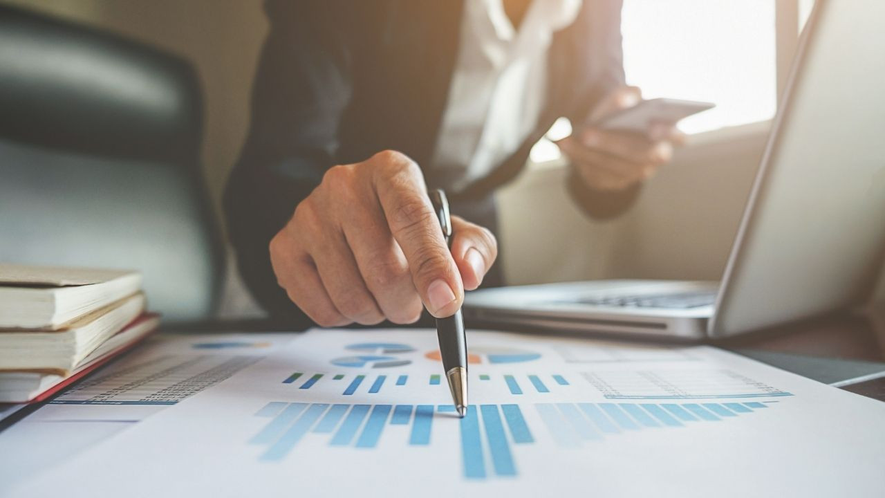 PEG oranı hesaplamasını kağıtlar ile hesaplayan kişi