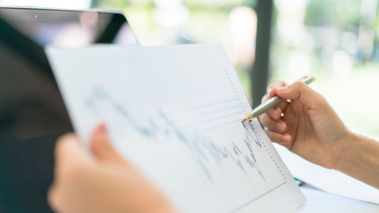 kağıt üzerinde basılmış hisse senedi grafiği ve alfa beta katsayısı yorumlanması