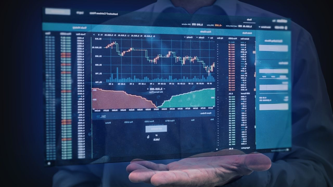 Hisse senedi başına kar analizini dijital ekranda tutan el
