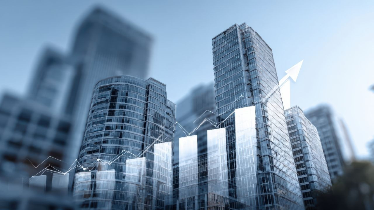 yatırım bankası aracılığıyla satın alım ger&ccedil;ekleştiren şirket binaları ve yukarı y&uuml;kselen grafik g&ouml;sterimi