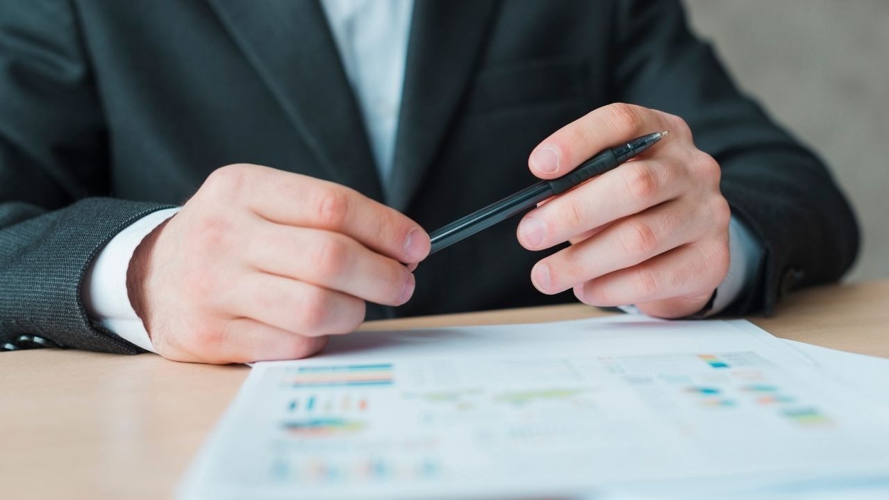 Finansal kiralama (leasing) s&ouml;zleşmesi imzalamak &uuml;zere olan kişi